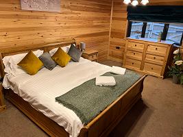 Woodlakes Executive Lakeside - Secret Retreat