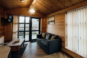Woodlakes Cosy Cedar 2 Lakeside