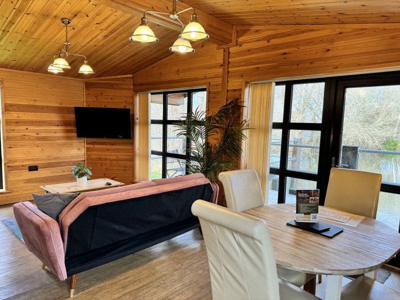 Woodlakes Larch Plus Lakeside