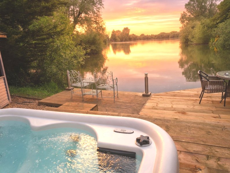 Woodlakes Executive Lakeside - Secret Retreat photo 11
