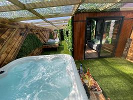 Woodlakes Lux Barn - Secret Retreat