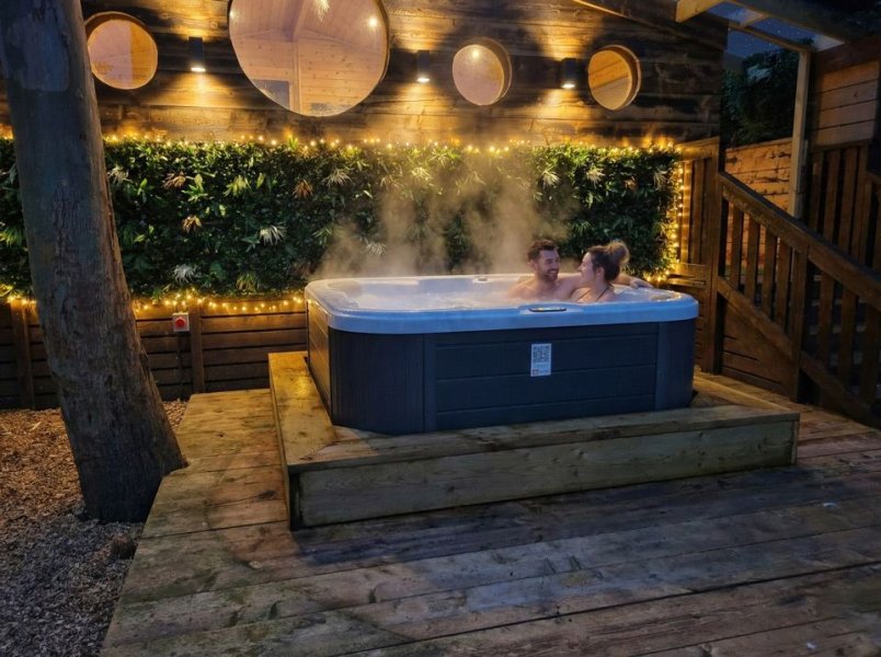 Woodlakes Executive Lakeside - Secret Retreat