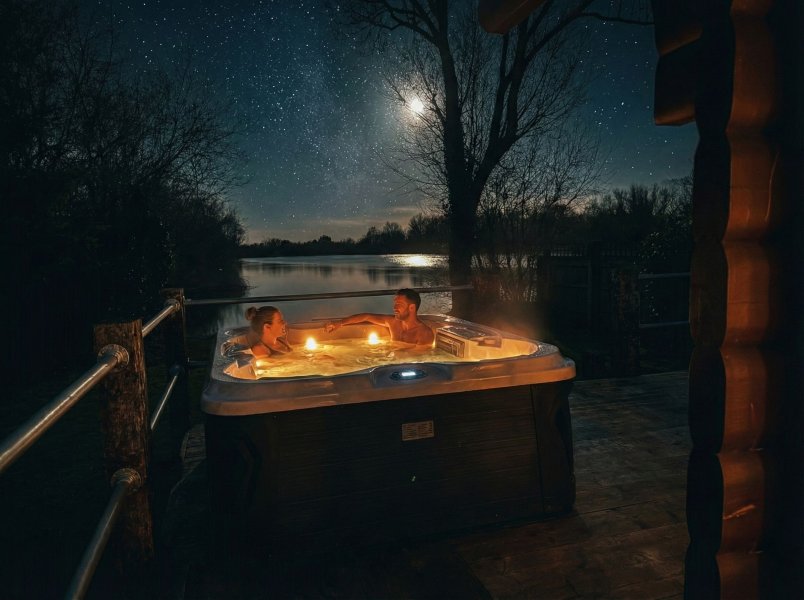 Woodlakes Willow Lakeside Hot Tub