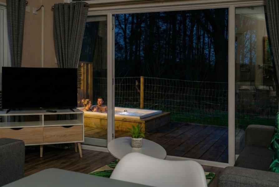 Woodlakes - Lux Sky SPA